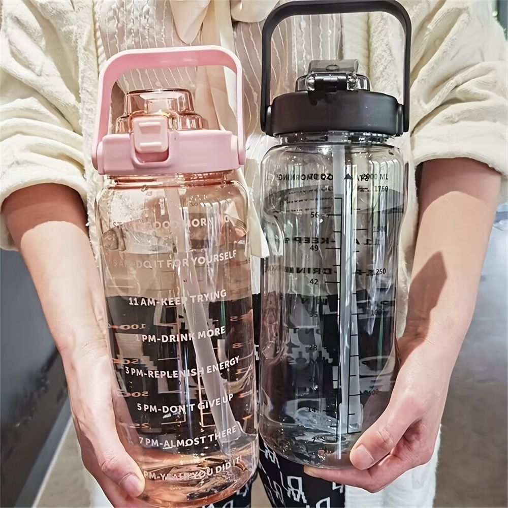 Large 2000 ml sports bottle with straw, for active children and teenagers