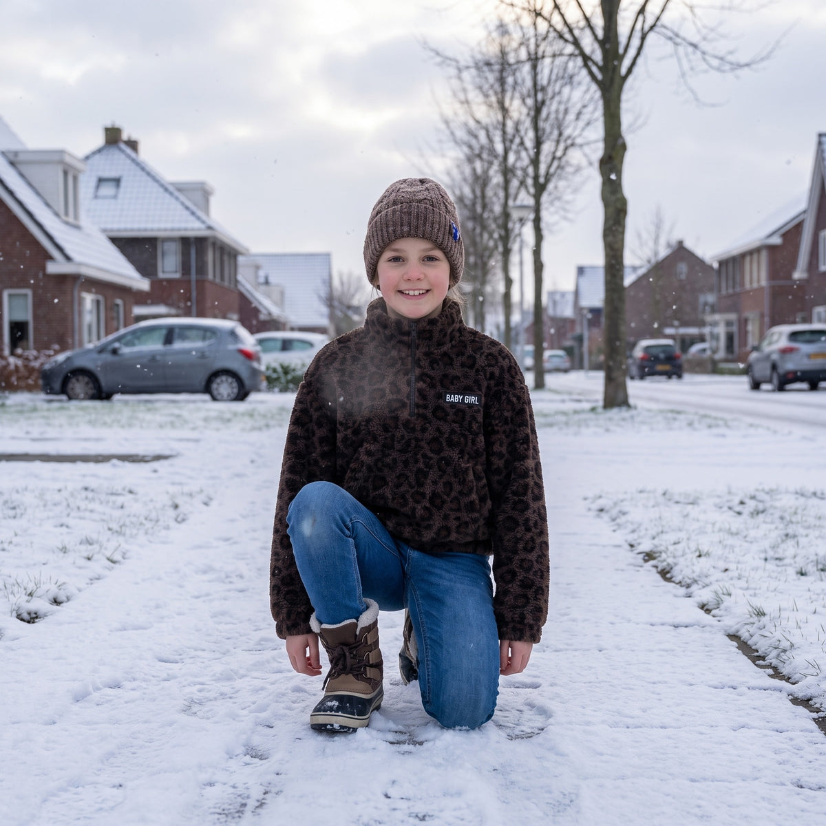Bluza dziewczęca sherpa w panterkę, brązowa panterka, na dziecku