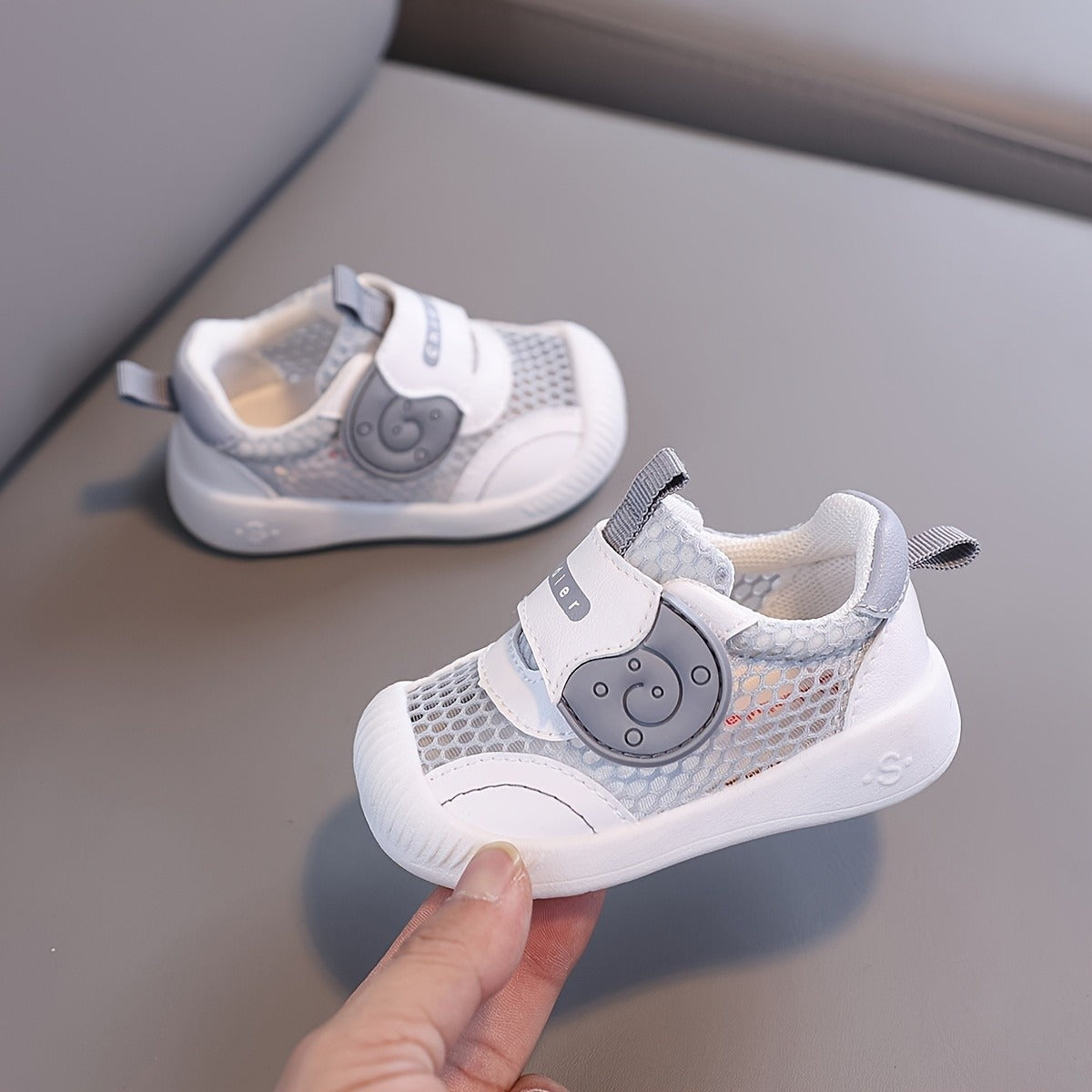 Buty do pierwszych kroków z siateczki na rzep