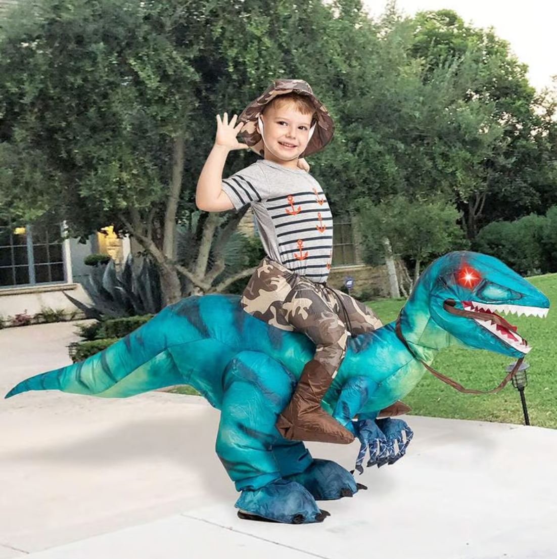 Dmuchany kostium dinozaura, dziecko w kostiumie na podjeździe