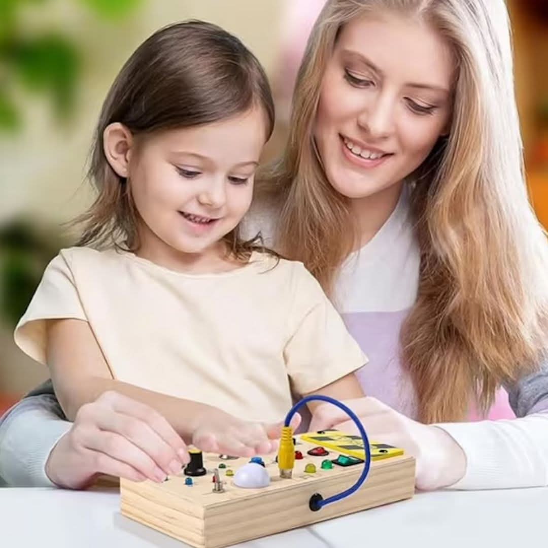 Drewniana tablica manipulacyjna z włącznikami, zabawa z rodzicem