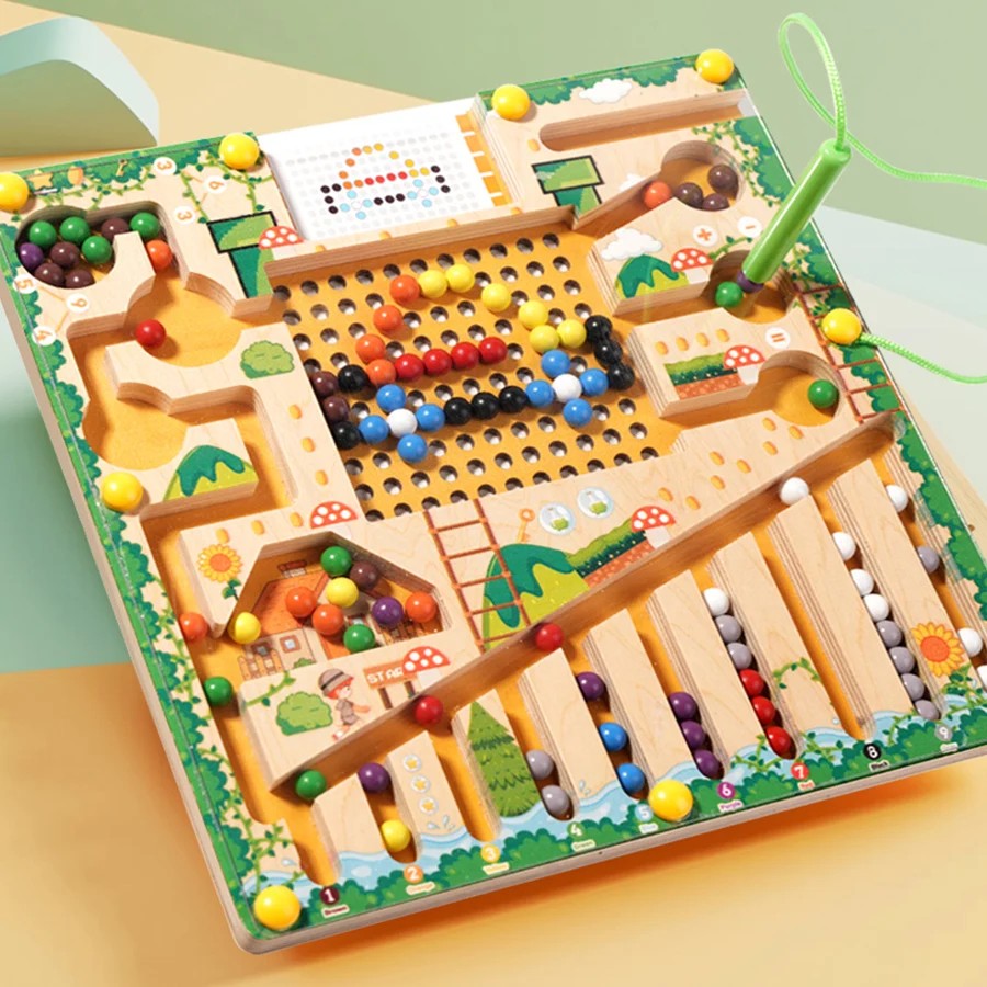 Drewniany labirynt magnetyczny, plansza z bliska