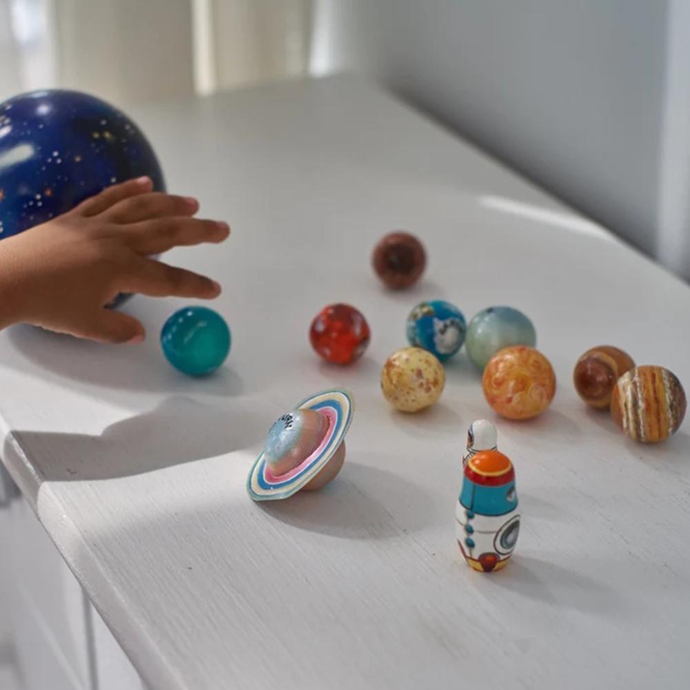 Drewniany zestaw planet w kuli, planety na stole