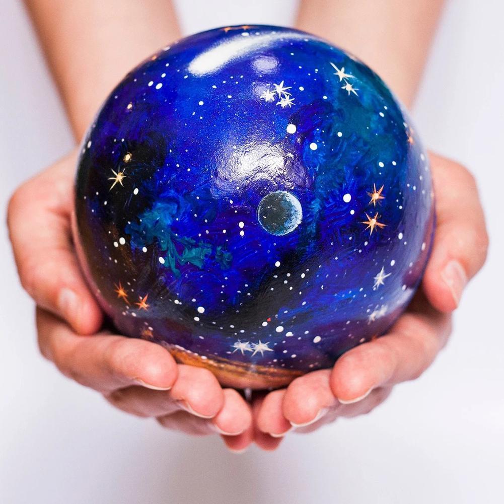 Drewniany zestaw planet w kuli, kula w dłoniach