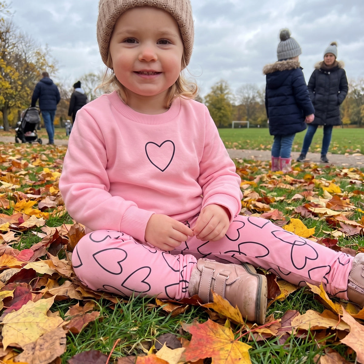 Komplet dziewczęcy bluza z sercem i legginsy w serca, różowy, na dziecku