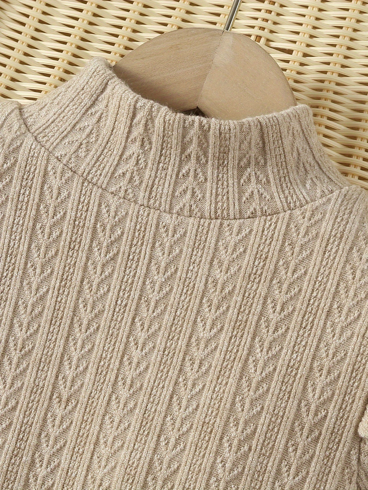 Komplet dziewczęcy sweter i spódniczka, golf z bliska