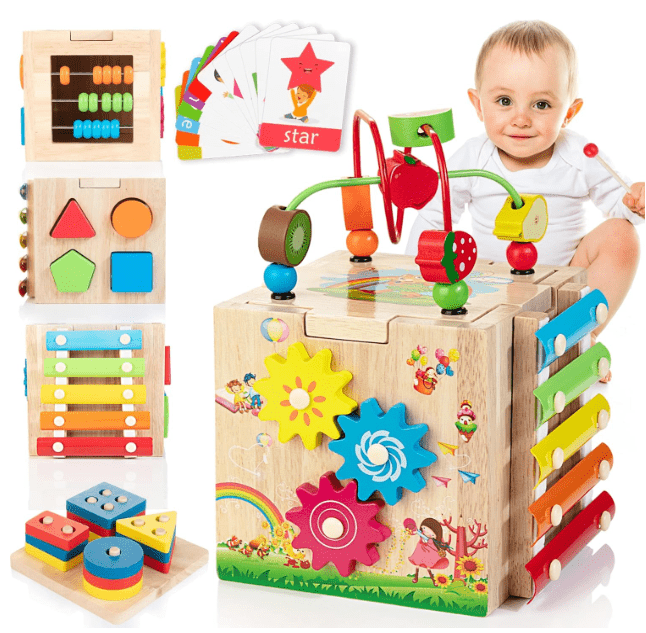 Kostka edukacyjna 8w1 z drewna, dziecko przy kostce