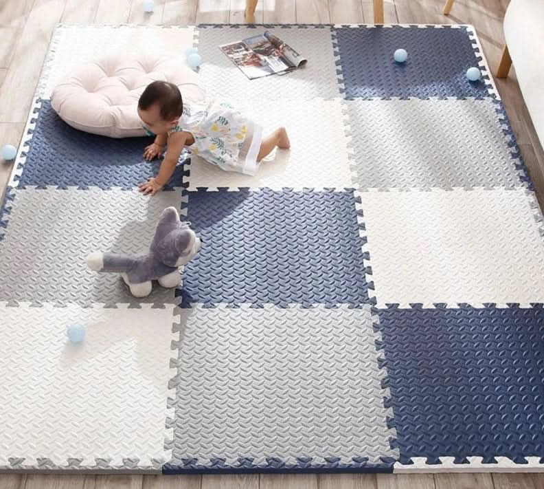 Mata piankowa puzzle dla dzieci, dziecko bawiące się na macie