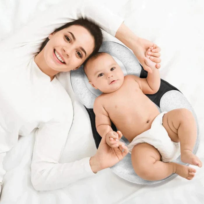 Materacyk niemowlęcy z wyprofilowaną poduszką, mama z dzieckiem na materacyku