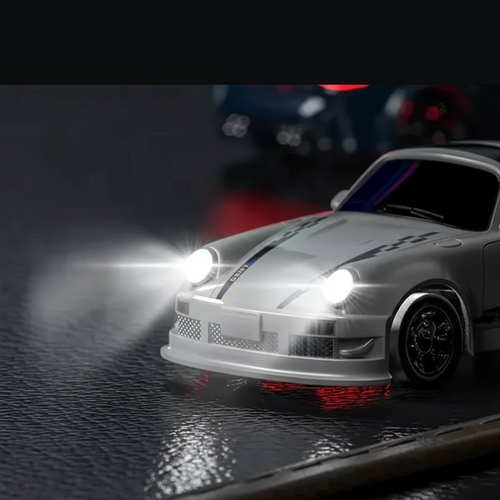 Mini samochód zdalnie sterowany do driftu, model biały nocą