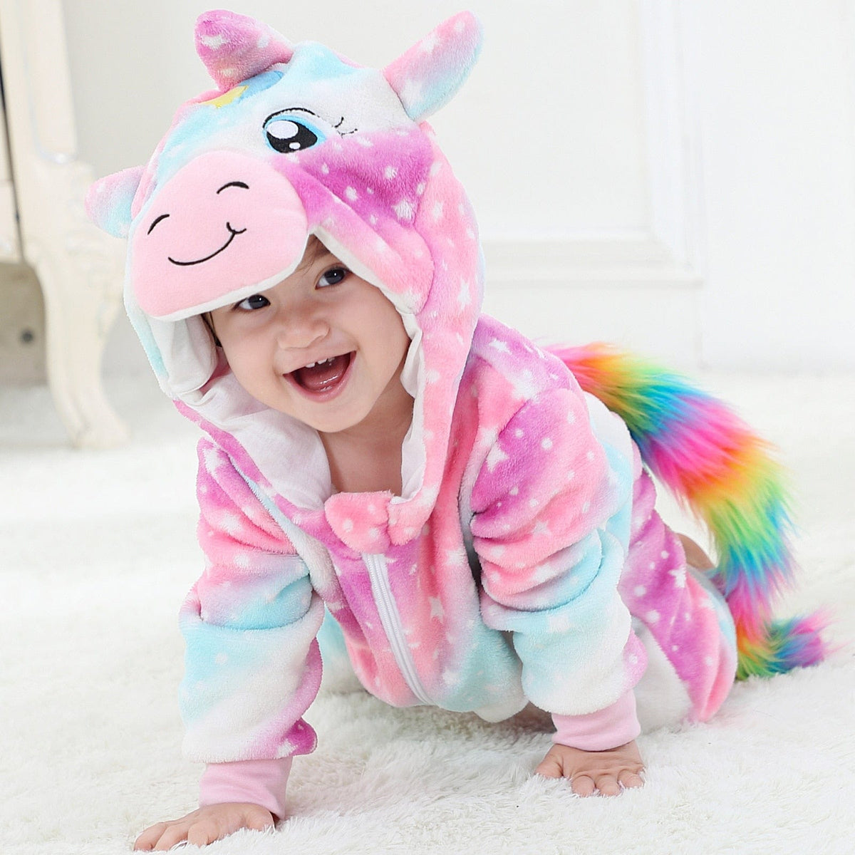 Pajacyk kigurumi niemowlęcy z kapturem, jednorożec na dziecku