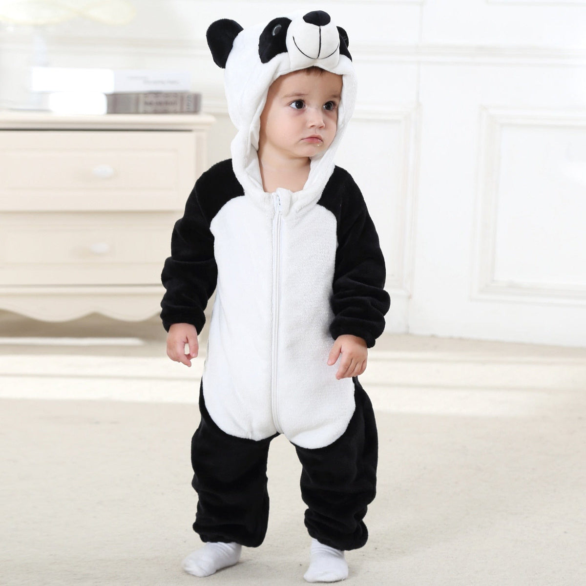 Pajacyk kigurumi niemowlęcy z kapturem, panda na dziecku