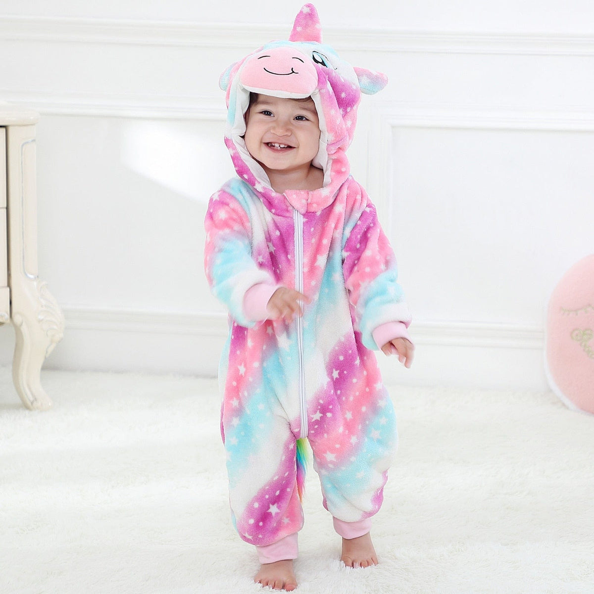 Pajacyk kigurumi niemowlęcy z kapturem, jednorożec z przodu