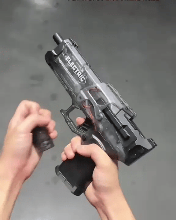 Pistolet na wodę elektryczny, pistolet w dłoniach