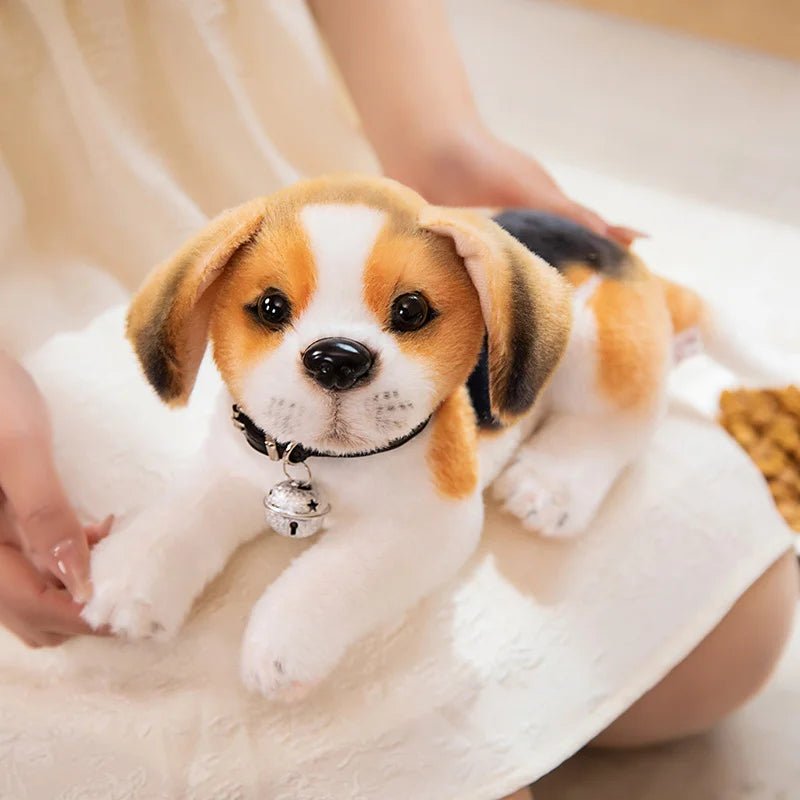 Realistyczny pluszowy piesek, beagle z bliska