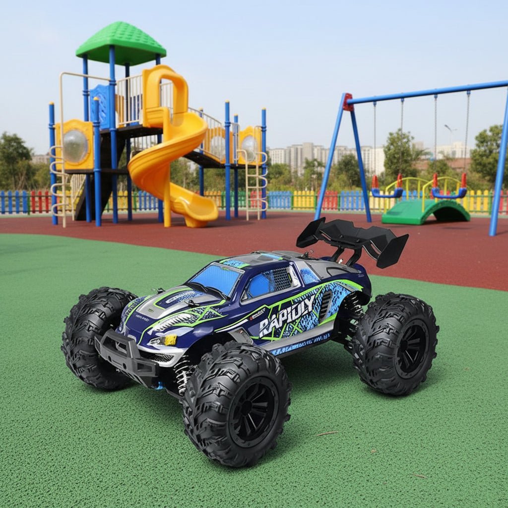 Samochód zdalnie sterowany 1:16 offroad, model niebieski na placu zabaw
