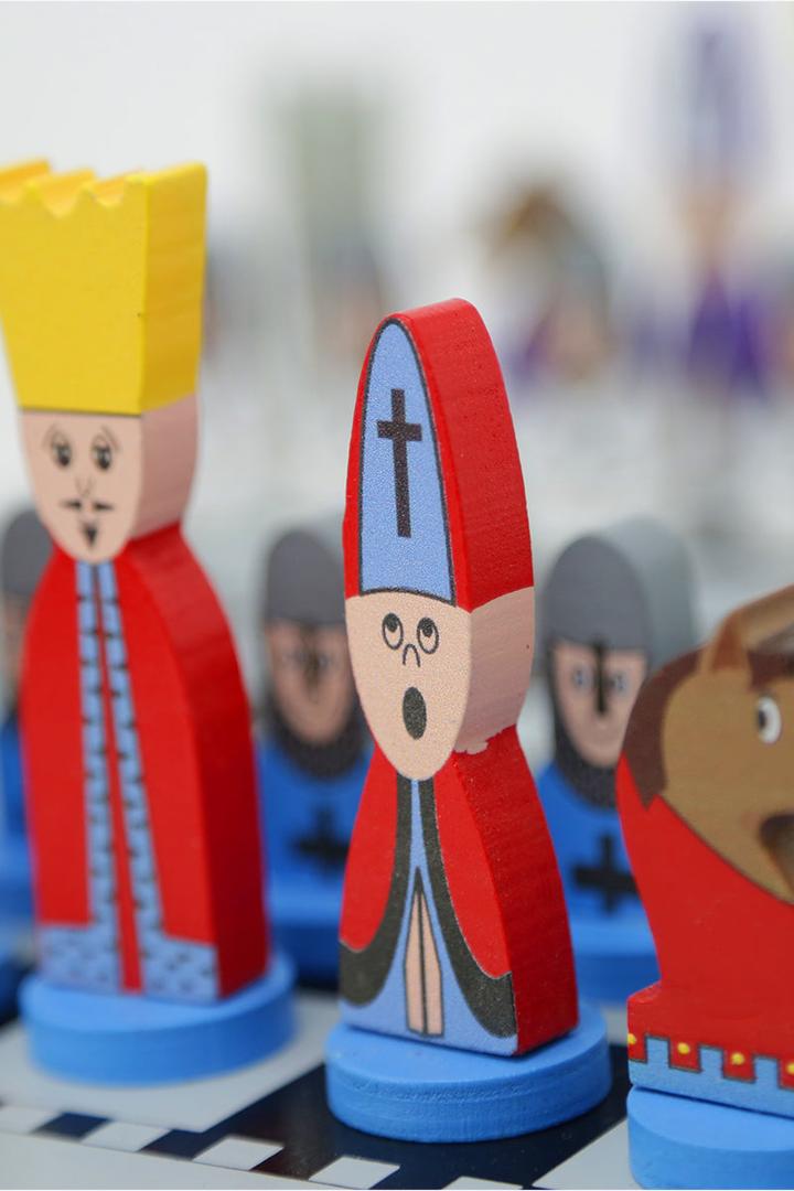 Drewniane szachy dla dzieci – gra rozwijająca myślenie strategiczne