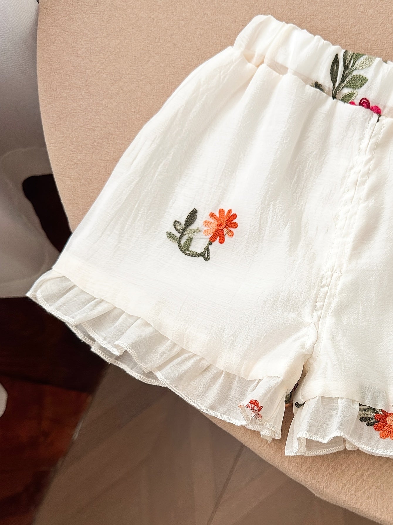 Komplet dwuczęściowy dla dziewczynki 80-122, haftowana bluzka i szorty w kwiaty, biały zestaw boho