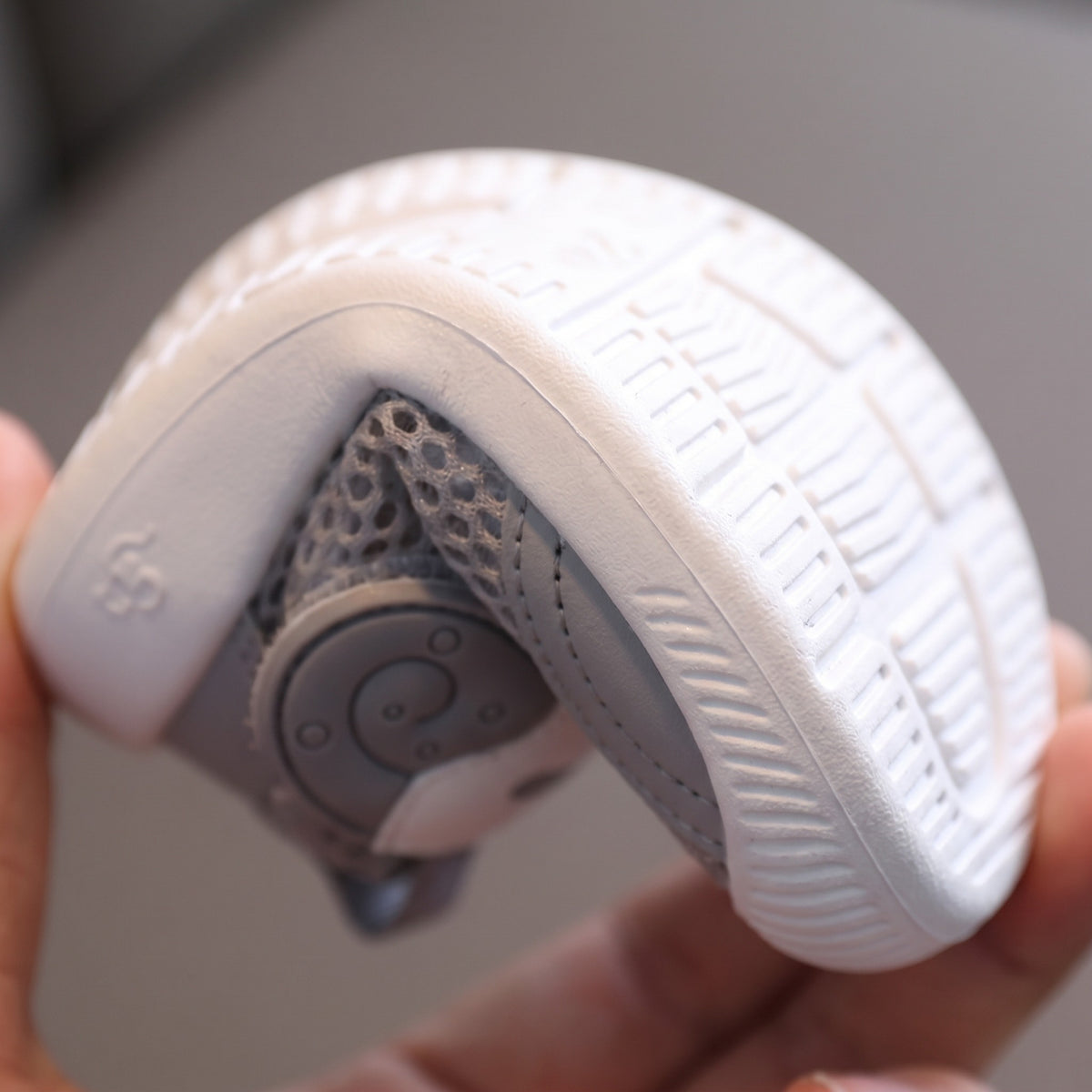Buty do pierwszych kroków z siateczki na rzep