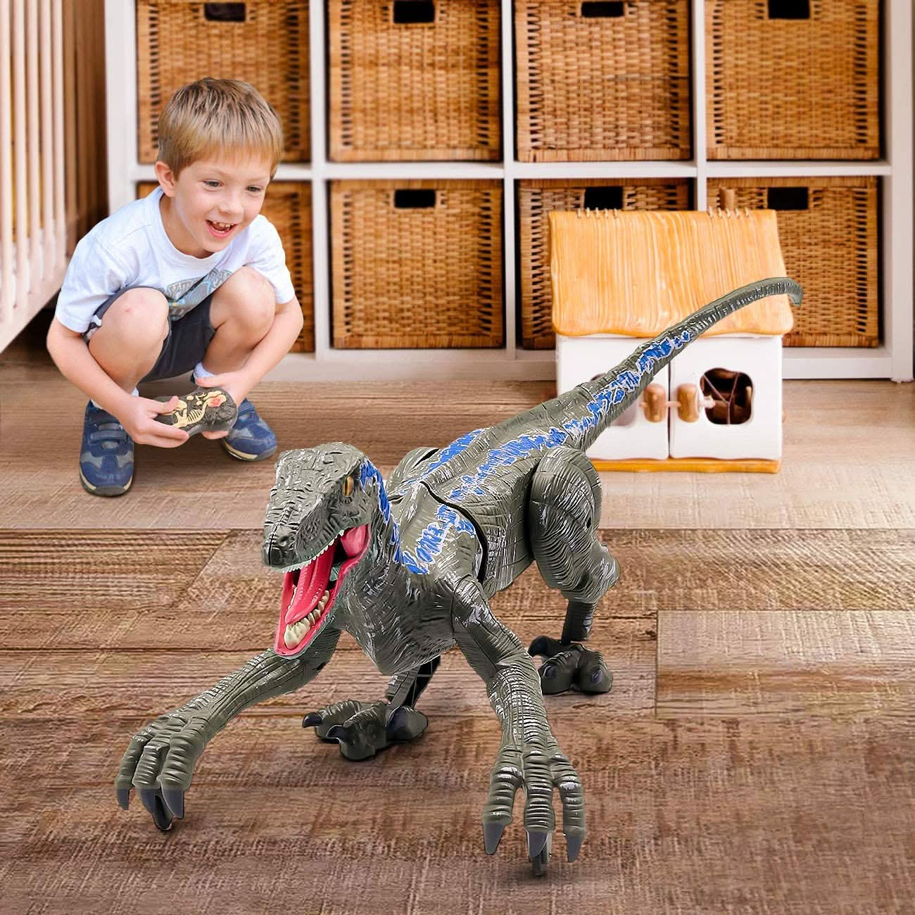 Dinozaur zdalnie sterowany welociraptor, chłopiec steruje dinozaurem