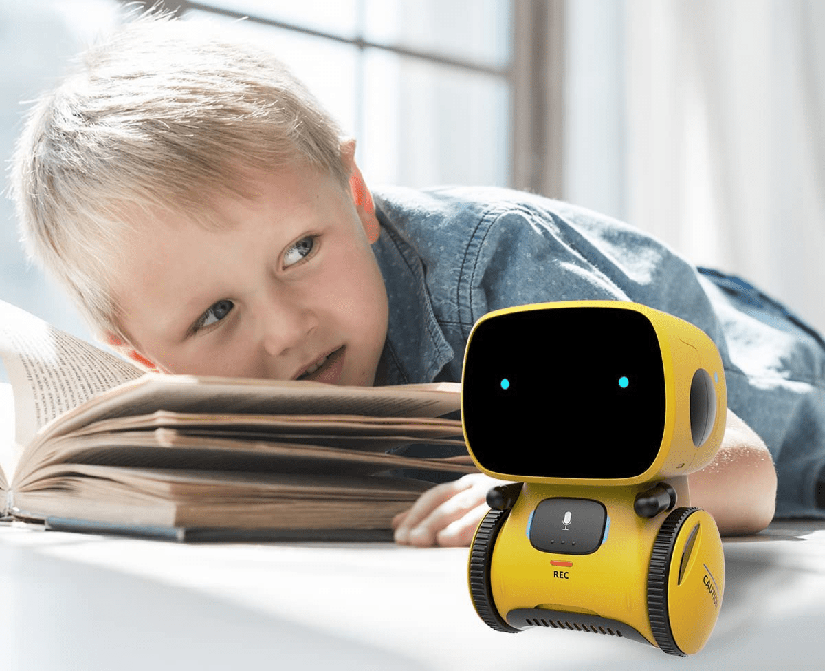 Interaktywny robot tańczący, chłopiec z robotem