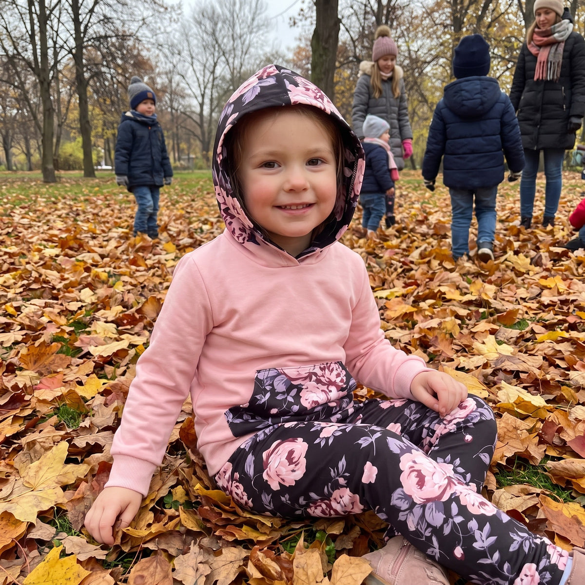 Komplet dziewczęcy bluza z kapturem i legginsy w kwiaty, różowy z czarnym w kwiaty, na dziecku