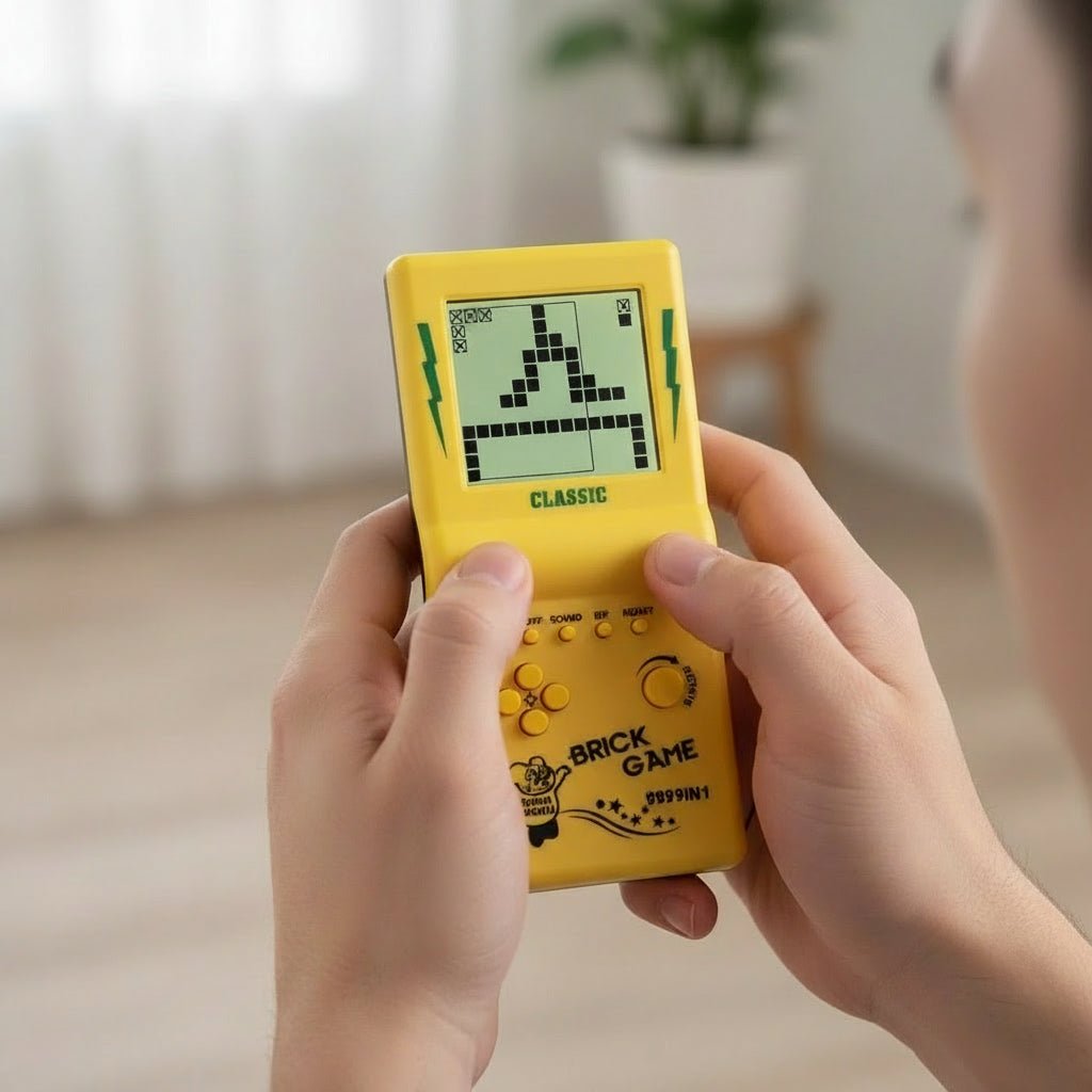 Konsola retro z grą w klocki, gra w dłoniach