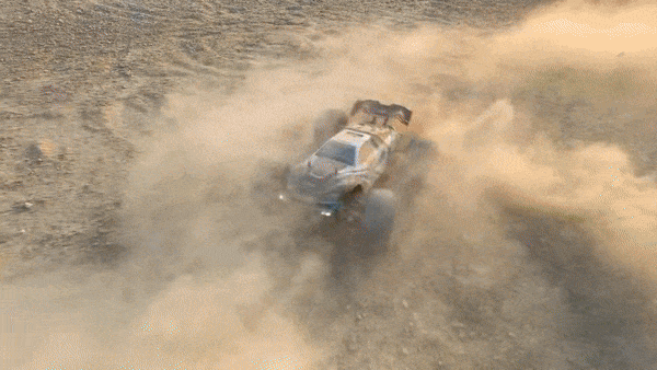 Monster truck zdalnie sterowany 1:16, jazda w tumanie kurzu