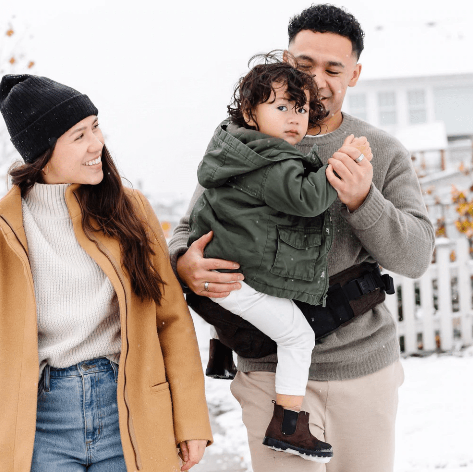 Nosidełko biodrowe dla dziecka, rodzice z dzieckiem