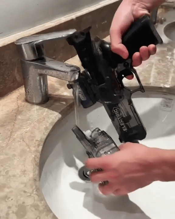 Pistolet na wodę elektryczny, napełnianie zbiornika