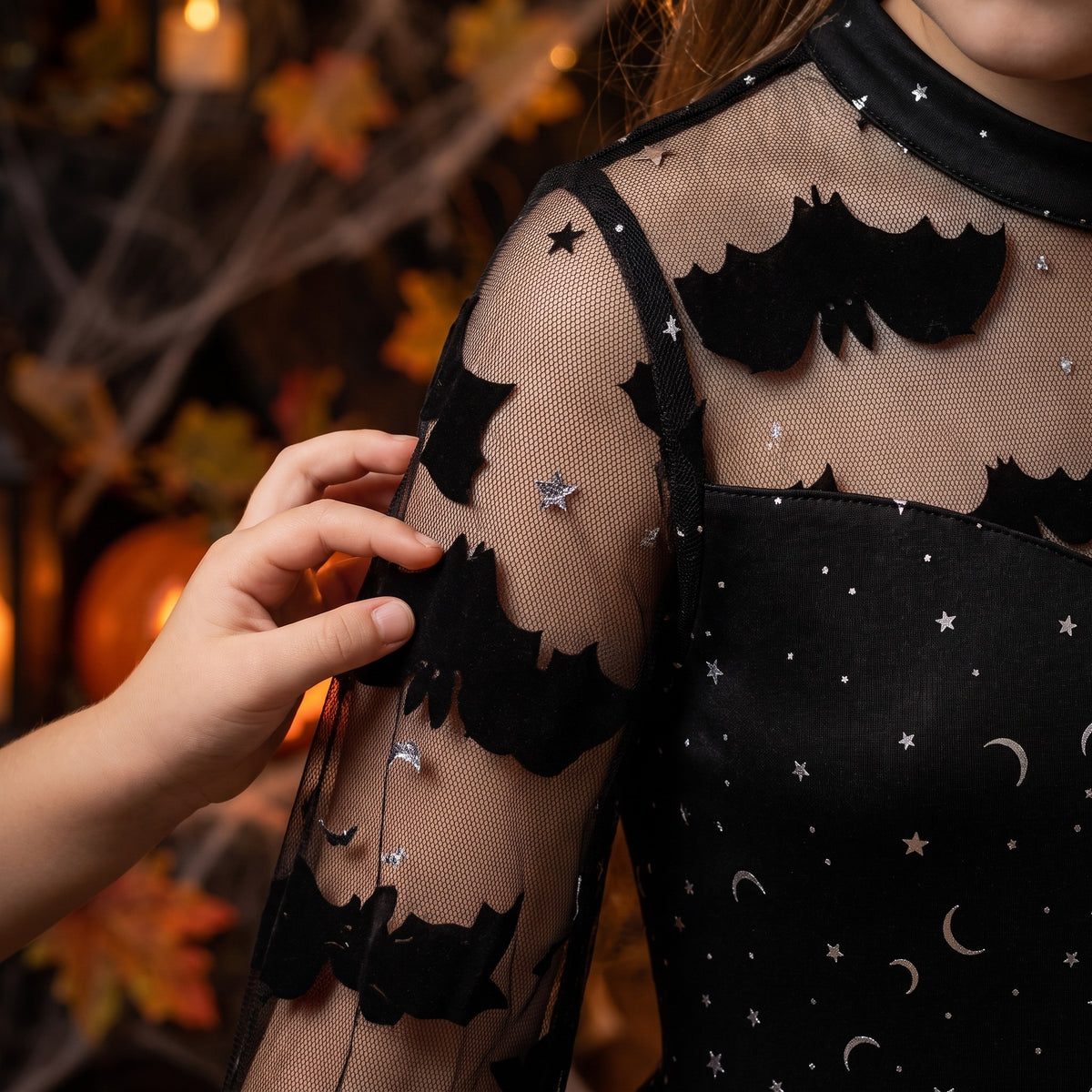 Sukienka dziewczęca na Halloween w nietoperze i gwiazdki, detail macro