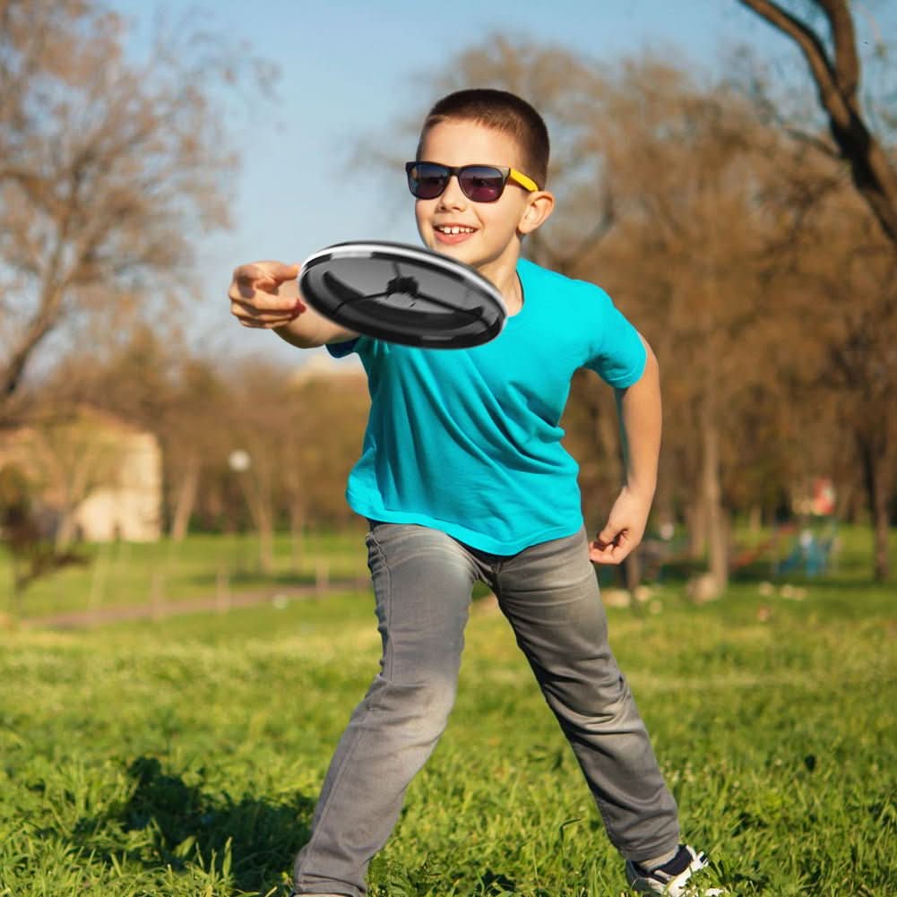 Świecące frisbee LED, chłopiec rzuca frisbee