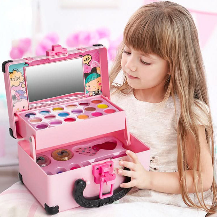 Zestaw kosmetyków dla dzieci w walizce, dziewczynka z walizką